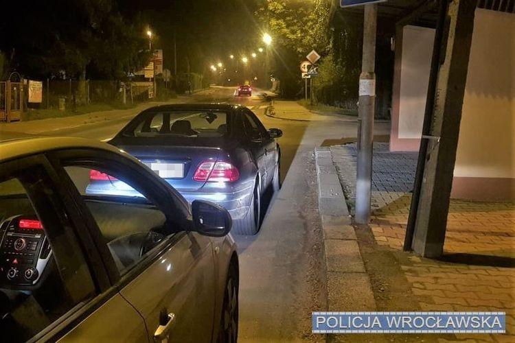 Jechał na „czołówkę” z radiowozem. Zaskakujące tłumaczenie kierowcy