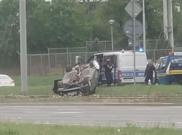 Dachowanie na Legnickiej. Auto blokowało torowisko [ZDJĘCIA]