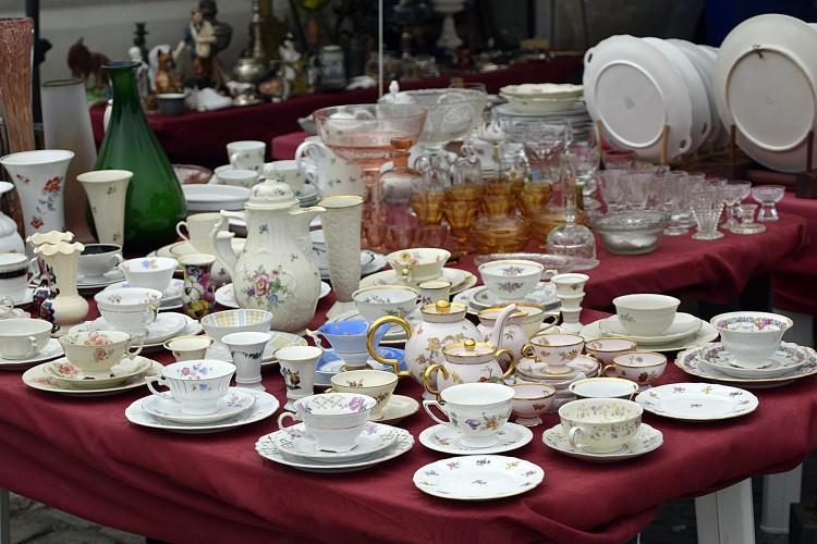 Porcelanowa zastawa, wagi i żyrandole. Giełda staroci przy Hali Stulecia [ZDJĘCIA]