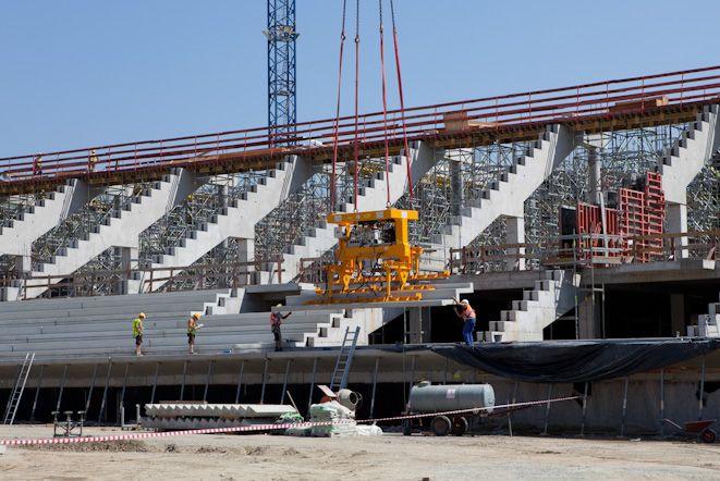 Stadion: stoi jedna trzecia trybun