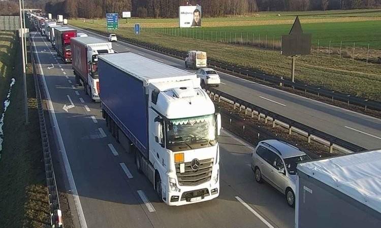 Wyjazd z Wrocławia utrudniony: po wypadku lexusa lądował śmigłowiec LPR, jedna osoba jest ranna