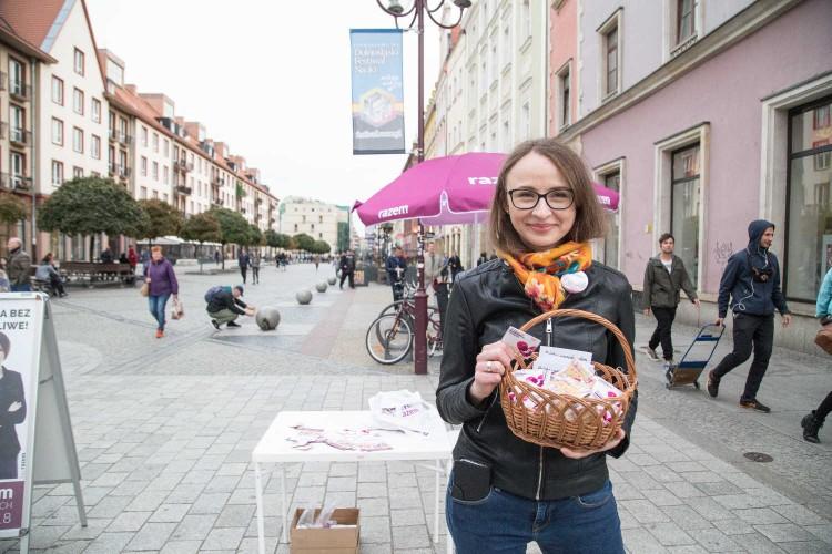 Działaczka partii Razem na Rynku rozdawała wrocławianom prezerwatywy [ZDJĘCIA]