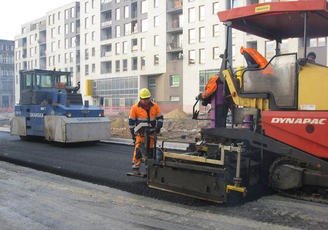 Na przebudowywanym odcinku ulicy Pułaskiego prace idą w szybkim tempie