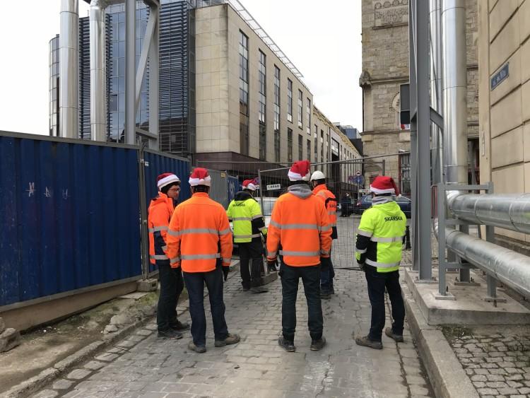 Budowali biurowiec w czapkach Mikołaja. Przyciągali wzrok przy pl. Nowy Targ [ZDJĘCIA]