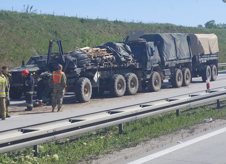 Wypadek wojskowej kolumny autostradzie A4. Żołnierze trafili do szpitala