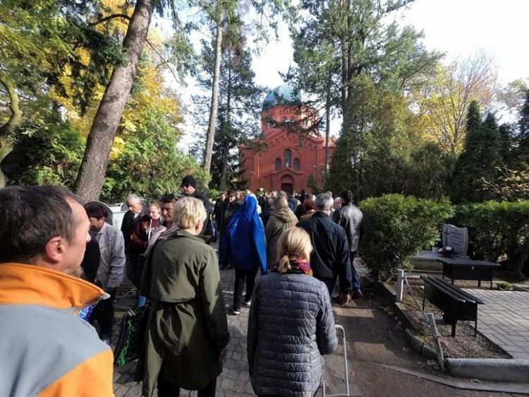 Wszystkich Świętych w czasie pandemii. Tak będzie wyglądać organizacja ruchu przy cmentarzach [MAPY]