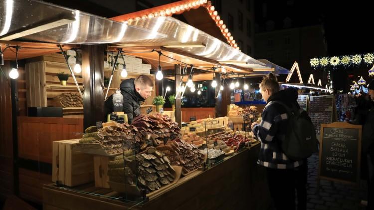 Jarmark Bożonarodzeniowy we Wrocławiu otwarty. I już tłumy! [GODZINY OTWARCIA, ATRAKCJE]