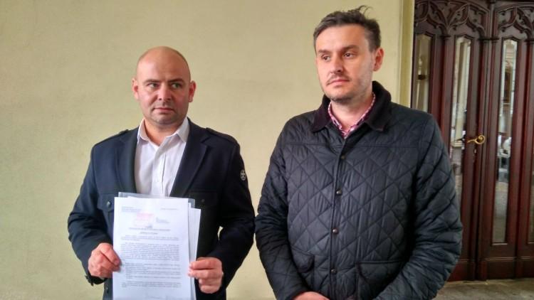 Czy radny Kłosowski zagłosuje przeciwko Dutkiewiczowi? Posłucha partii czy pracodawcy?