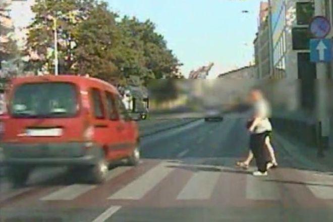 O włos od tragedii. Kierowca na oczach policji wymusił pierwszeństwo na przejściu dla pieszych