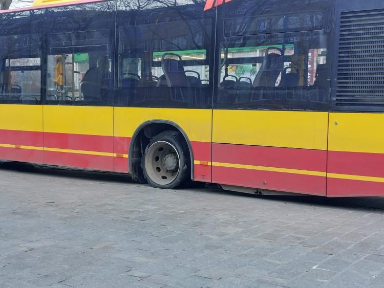 Wrocław: Opona wystrzeliła w miejskim autobusie