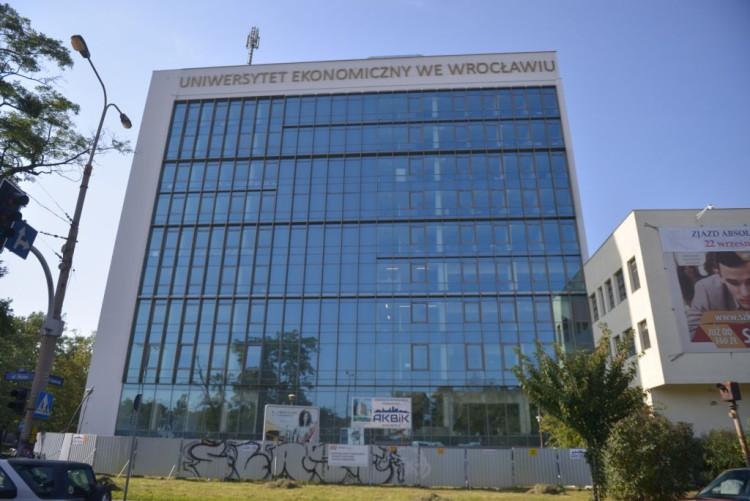 Główny budynek Uniwersytetu Ekonomicznego zmodernizowany. Z 