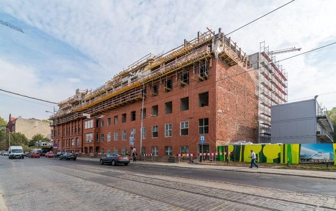 Dawny szpital przy Dyrekcyjnej zmienia się w centrum seniora. Jak idą prace?