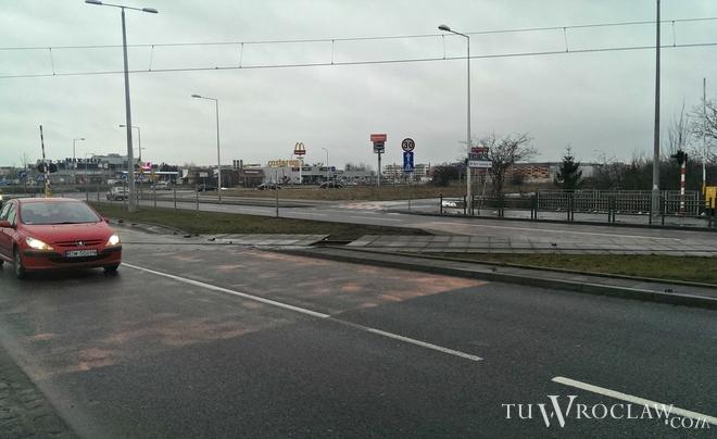 Mieszkańcy Muchoboru oburzeni odpowiedzią urzędników w sprawie przejazdu. „Montaż kamer to niepotrzebny wydatek”