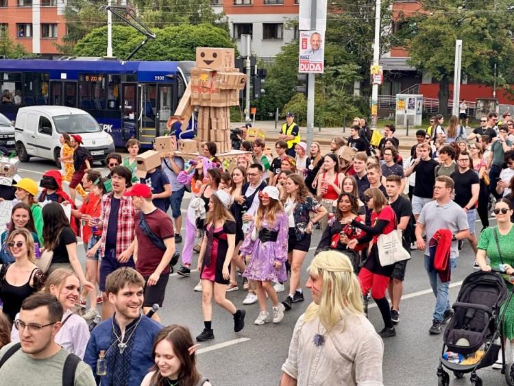 Tysiące studentów na ulicach Wrocławia. Barwny pochód rozpoczął Juwenalia 2024 [ZDJĘCIA]