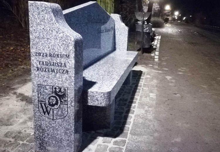 Ile kosztowała ławeczka Różewicza? I co z nią teraz będzie?