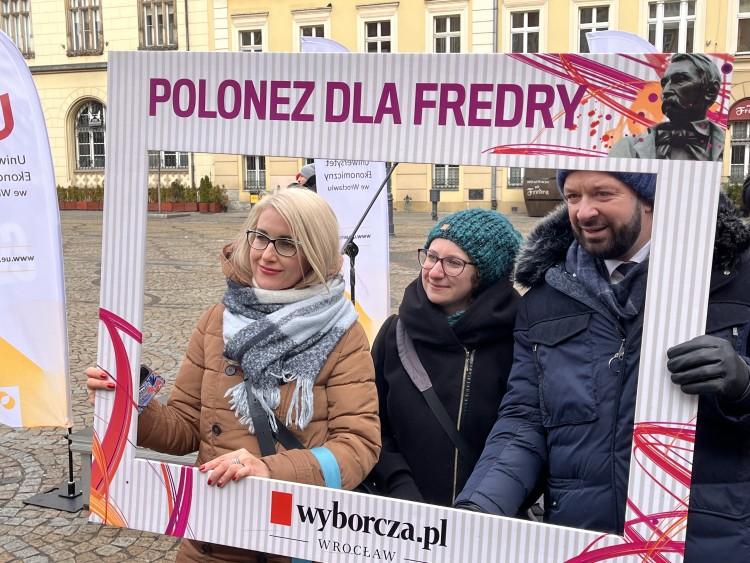 Polonez dla Fredry 2023 - maturzyści zatańczyli na wrocławskim Rynku
