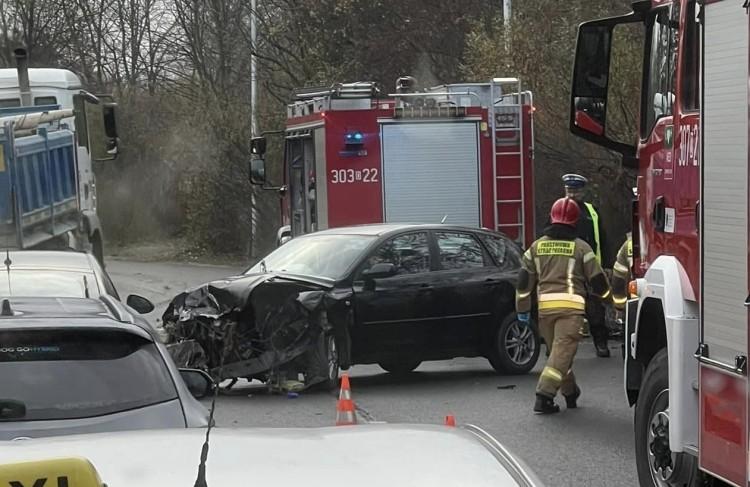 Wrocław: Czołowe zderzenie dwóch osobówek