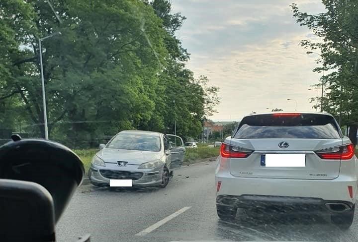 Korki i objazdy na Partynicach po wypadku samochodowym