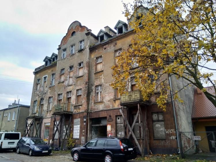 Miejska kamienica doprowadzona do ruiny. Aż wstyd ją teraz sprzedawać