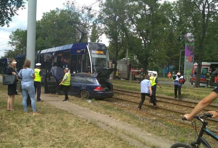 Samochód zderzył się z tramwajem na Opolskiej