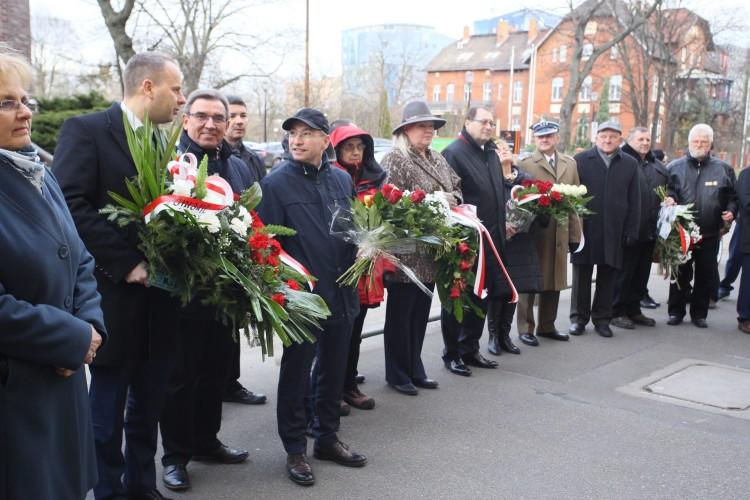 Rodzina ks. Popiełuszki na uroczystościach złożenia kwiatów pod tablicą ofiar stanu wojennego [ZDJĘCIA]