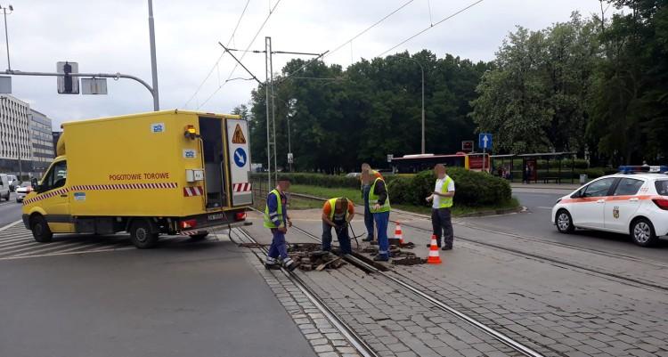 Legnicka znów była zablokowana. To dziś druga już awaria na tej ulicy [ZDJĘCIA]