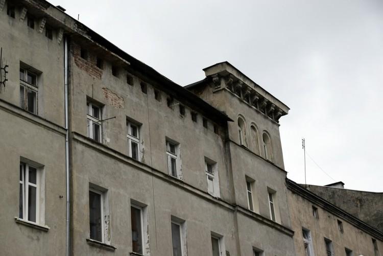 O krok od tragedii. Z 4-piętrowej kamienicy odpadł gzyms [ZDJĘCIA]