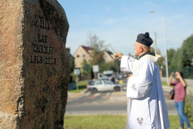 Nowy pomnik odsłonięto w centrum wrocławskiego osiedla, upamiętniając jego 700-lecie [ZDJĘCIA]