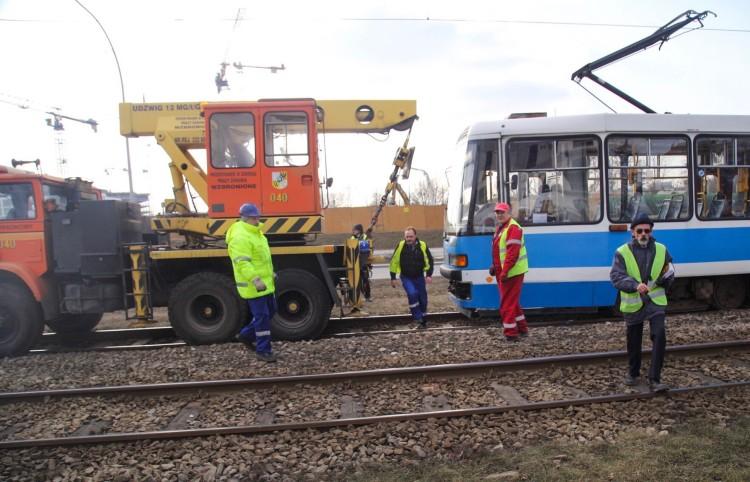 Wykolejenie tramwaju na ulicy Legnickiej [ZDJĘCIA]