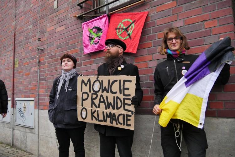 Wrocław: Ekolodzy protestowali przed sądem. Ich koleżanka zablokowała Plac Grunwaldzki
