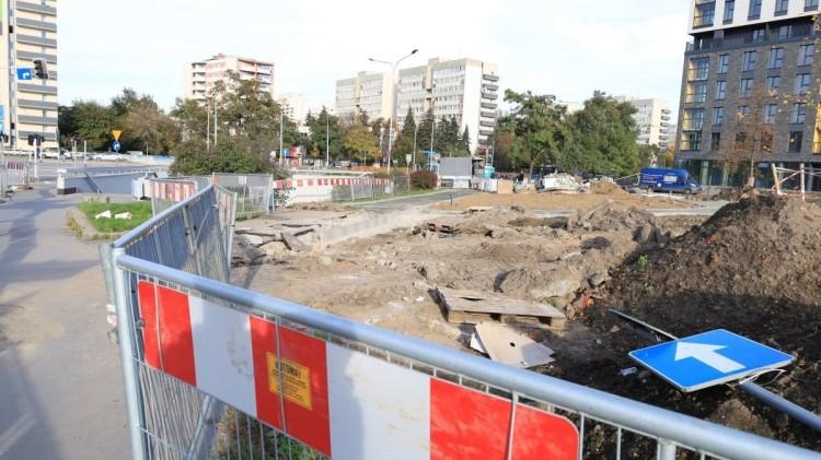 Remont placu Strzegomskiego. Co tam się dzieje? [ZDJĘCIA, WIZUALIZACJA]