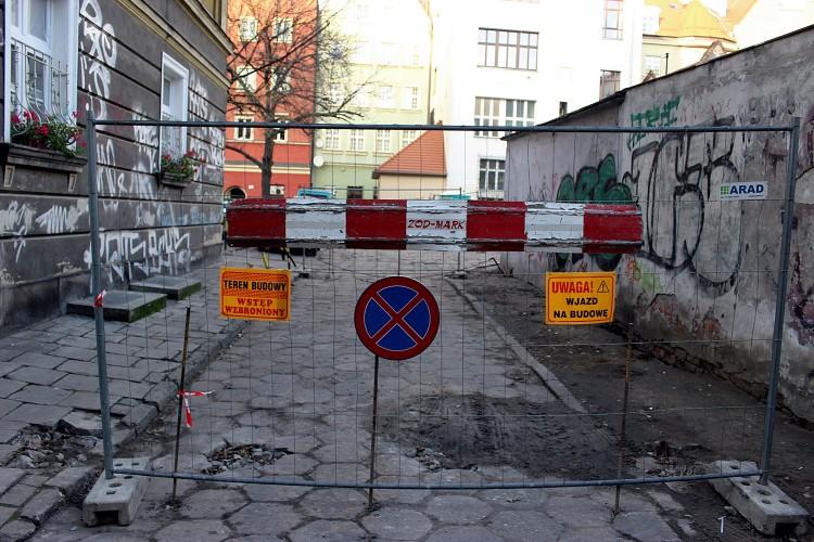 Podwórko ma być ładne, a nie funkcjonalne! Mieszkańcy: „zostaliśmy potraktowani jak intruzi”