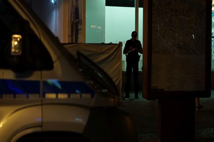 W centrum zmarł bezdomny. Ludzie jedli w ogródku przy parawanie ze zwłokami [ZDJĘCIA]