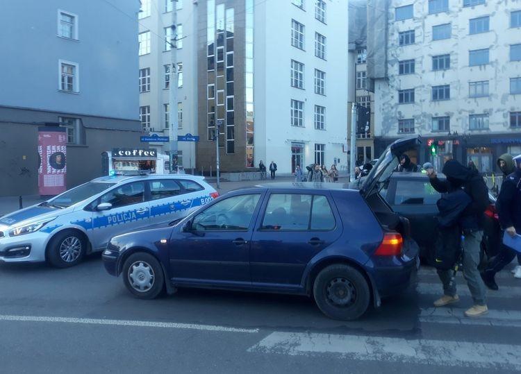 Nieoznakowany radiowóz zderzył się z tramwajem [ZDJĘCIA]