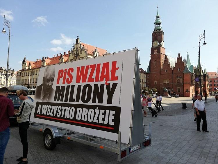 PO znów uderza w PiS. Kolejny „konwój wstydu” wyjeżdża na ulice Dolnego Śląska