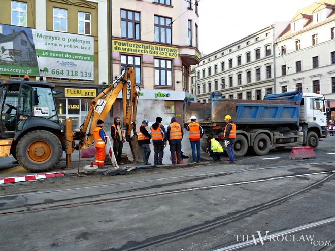 Wciąż nie naprawili rury na Kazimierza Wielkiego. Utrudnienia dla kierowców co najmniej do piątku