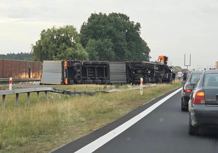 Tir przewrócił się na S5 pod Wrocławiem. Droga jest zablokowana