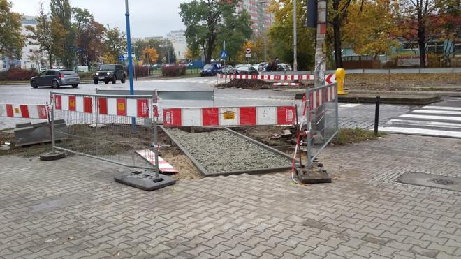 Nowe trasy rowerowe na Mickiewicza, Kamiennej, Trzebnickiej i Drobnera. Jak idą prace? [RAPORT Z BUDOWY]