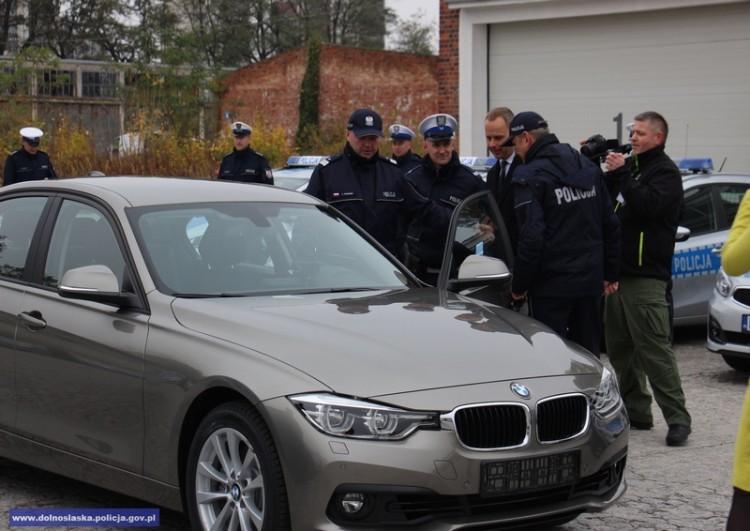 Policjanci otrzymali nowe radiowozy. Są wśród nich nieoznakowane auta [ZDJĘCIA]