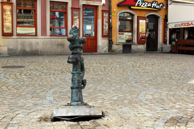 Samochód potrącił krasnala na wrocławskim rynku