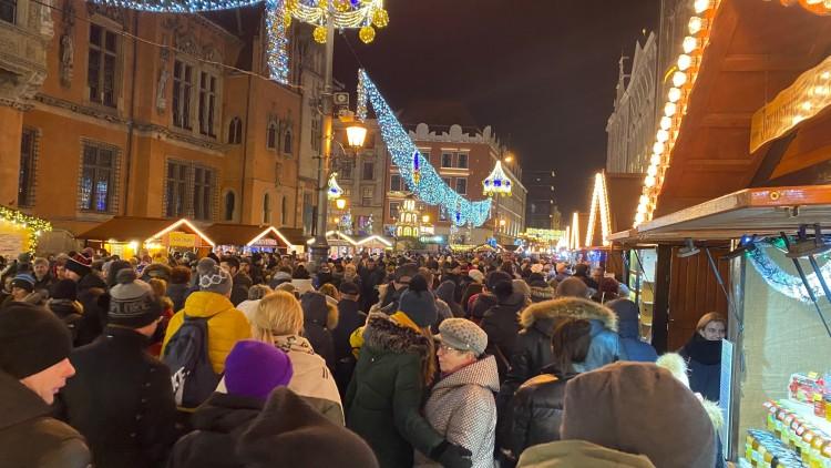 Wielotysięczny tłum na Jarmarku Bożonarodzeniowym. Nie wciśniesz szpilki