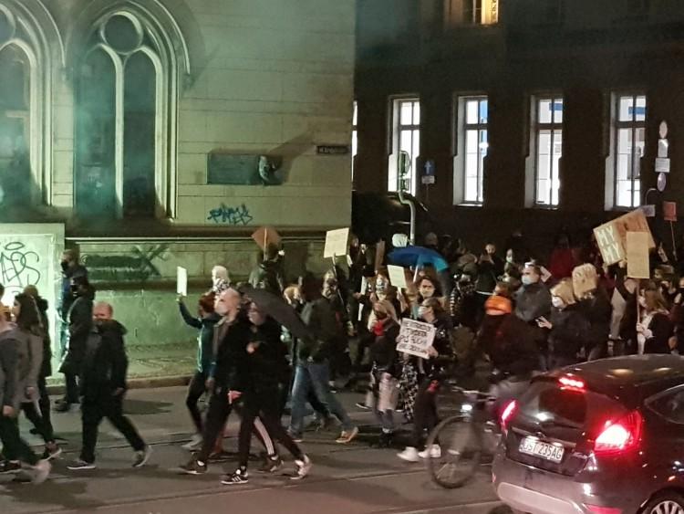 Wrocław opanowany przez demonstrujących. Strajk Kobiet na sześciu trasach [RELACJA]