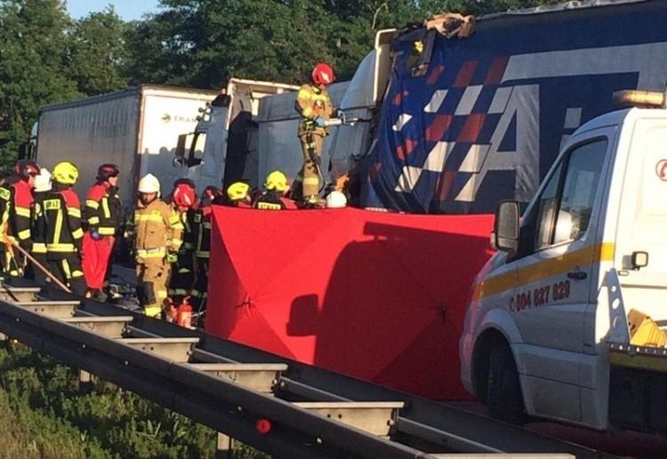 Wypadek na A4 pod Wrocławiem. Lądował śmigłowiec LPR, droga zablokowana [ZDJĘCIA]