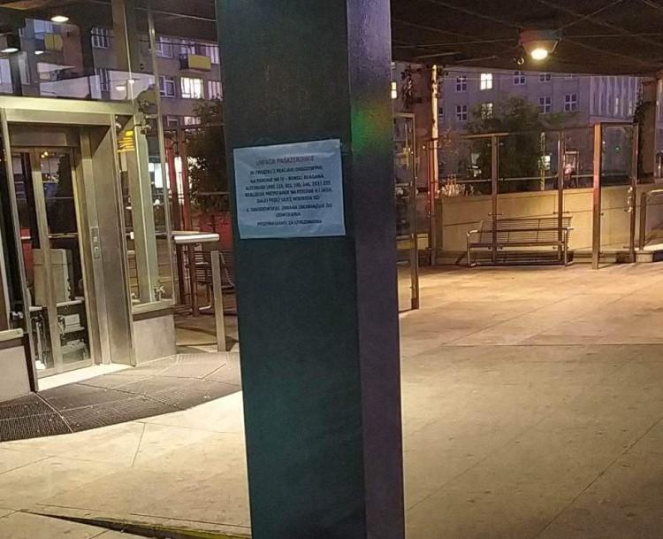 Wrocław: Autobusy odjeżdżają z innego peronu. Informacja dla pasażerów na kartce