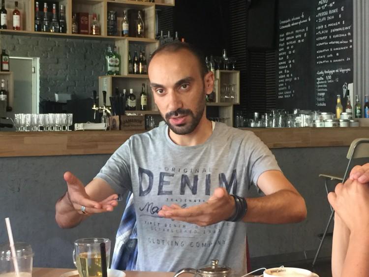 Wierszem w ISIS. Prześladowany Irakijczyk stawia pierwsze kroki we Wrocławiu [WYWIAD]