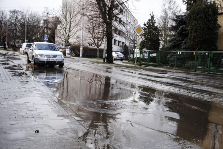 Duża awaria wodociągowa. Były objazdy dla autobusów [ZDJĘCIA]