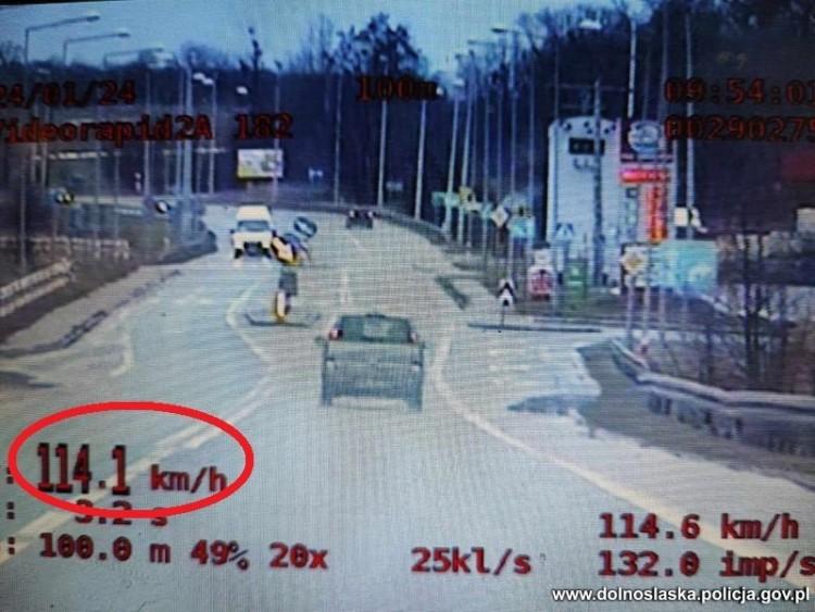 Ponad 100 km/h w terenie zabudowanym. Kierowca stracił prawo jazdy