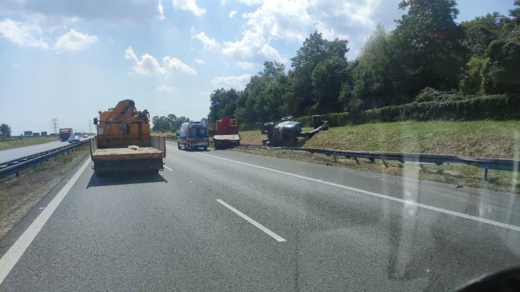 Wrocław: Gigantyczne korki na autostradzie A4. Kierowca zahaczył koparką o wiadukt