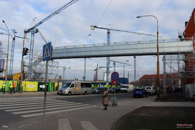 Nowa kładka nad Dyrekcyjną już gotowa. Inwestor Wroclavii zaoszczędzi 2 mln złotych