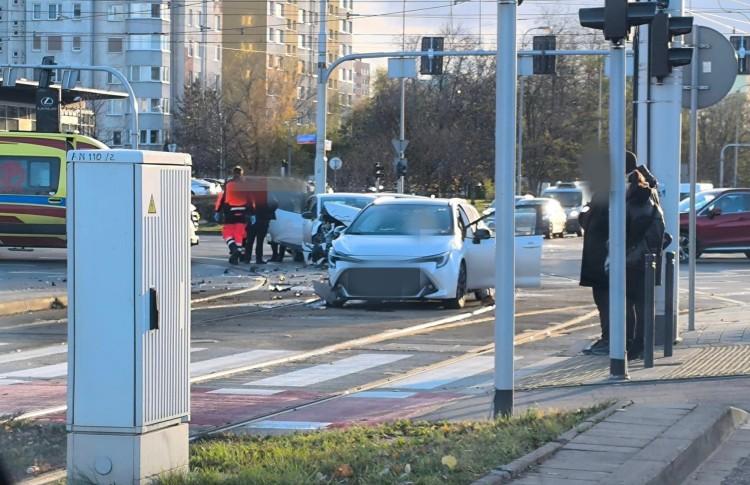 Wypadek na skrzyżowaniu w centrum Wrocławia. Rozbite auto blokuje torowisko